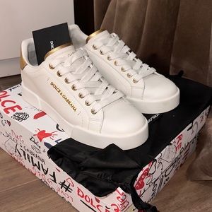 Dolce & Cabana White and Gold Portofino size 7.5 runs half a size smaller.